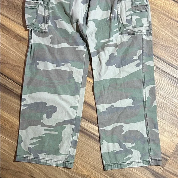 Women's Green Camouflage Wide Leg Cargo Pants - Picture 5 of 6